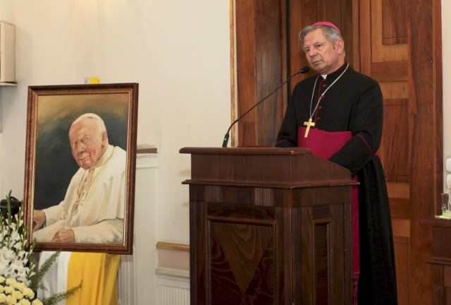 - Jan Paweł II był wielkim autorytetem, zwłaszcza dla nas Polaków - mówił biskup radomski Henryk Tomasik.