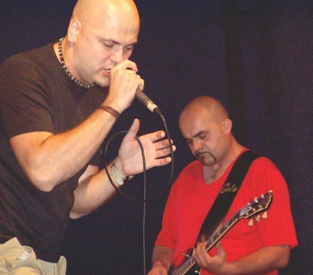 Jako pierwszy w klipie do utworu "Po drugiej stronie&#8221;, ginie wokalista kapeli, Konrad Przerwa ( z lewej).