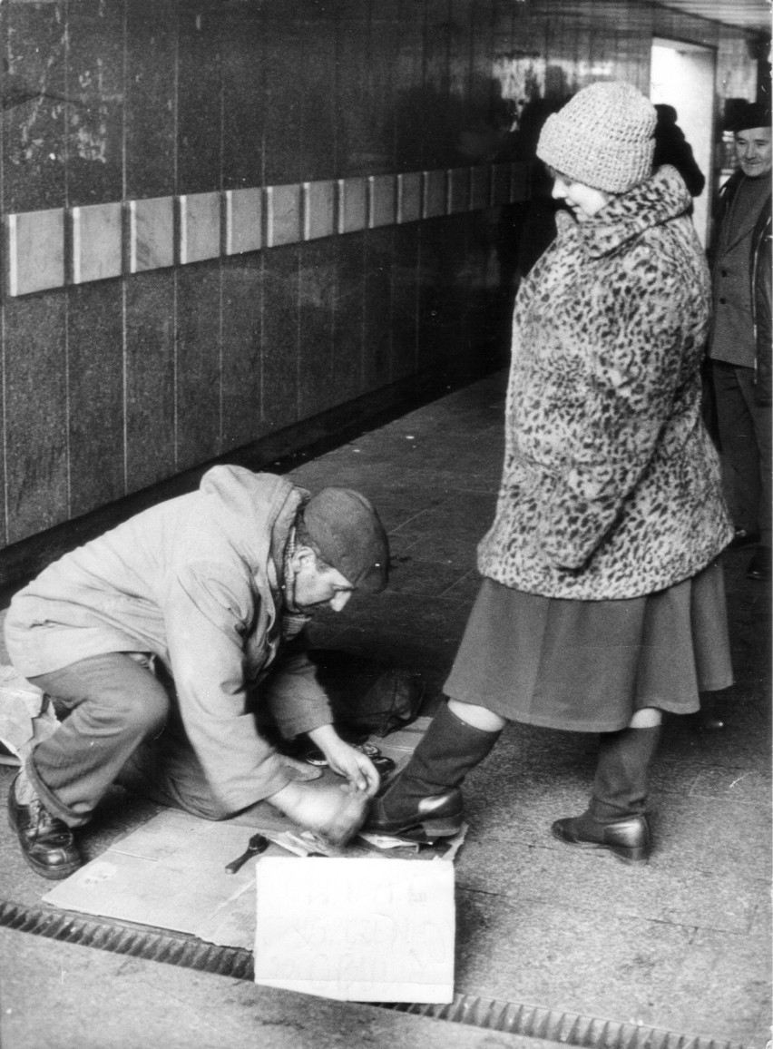 1984 rok, czyścibut w przejściu podziemnym na Świdnickiej