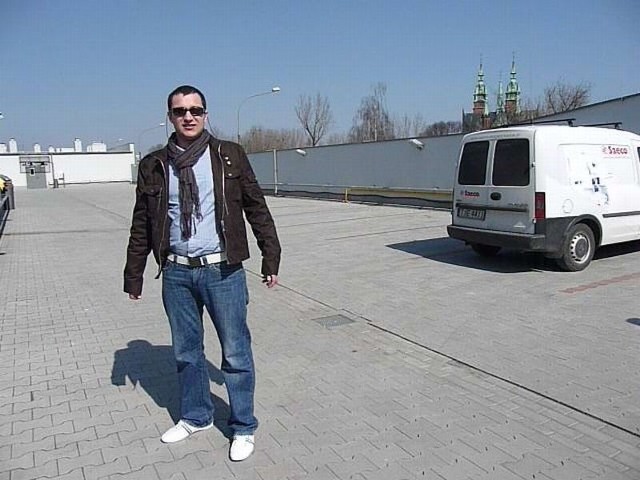 Piotr Wąder pokazuje pierwszy w Kielcach parking na dachu pasażu hossa.