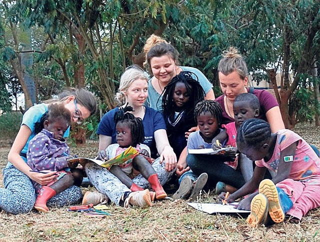 Malwina Milewicz (z lewej) z dziećmi z sierocińca w Zambii