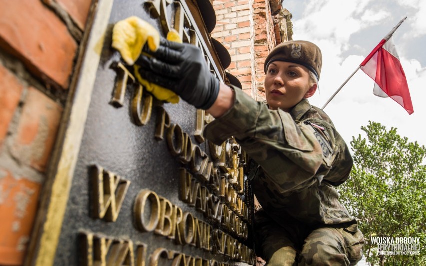 Toruńscy terytorialsi porządkują miejsca pamięci przed 75. rocznicą wybuchu Powstania Warszawskiego