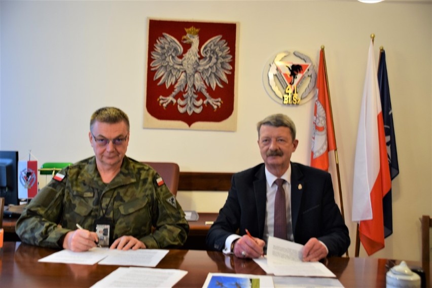 Umowę podpisali pułkownik Krzysztof Wocial i Jarosłąw...