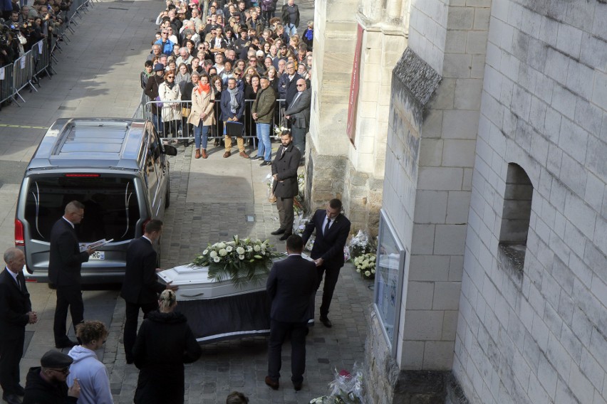 Francuzi wciąż w szoku. Tłumy na pogrzebie brutalnie zamordowanej 12-letniej Loli
