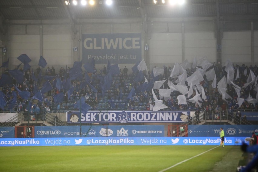 Kibice Ruchu Chorzów stworzyli na stadionie w Gliwicach...