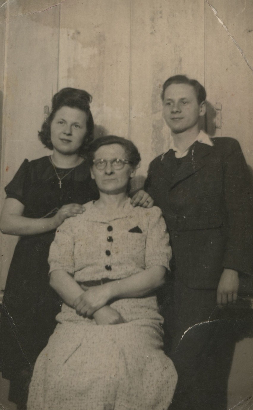 Conrad Drzewiecki na zdjęciu z mamą i siostrą wykonanym...