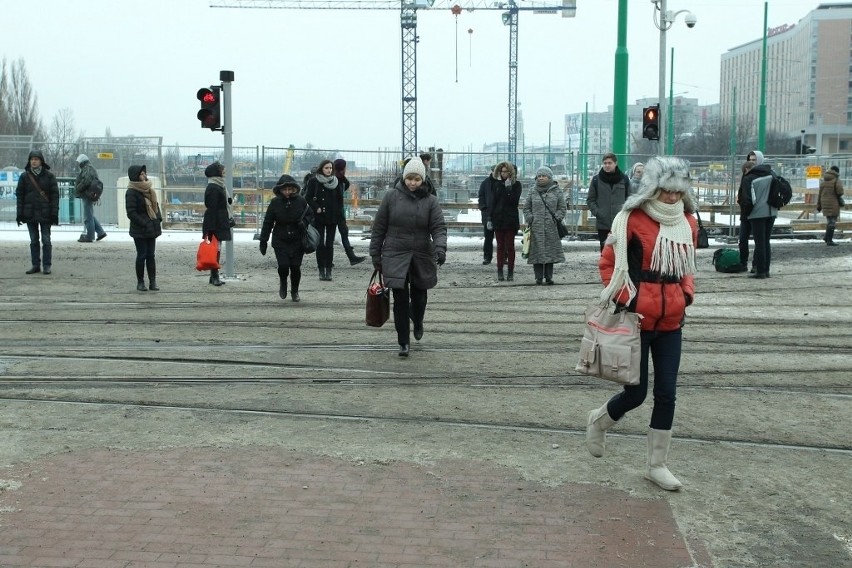 Most Teatralny: Bieg przed tramwajem, bo nie ma zielonego...