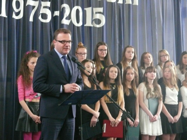 Radosław Witkowski, prezydent Radomia, złożył życzenia uczniom i nauczycielom gimnazjum numer 2.