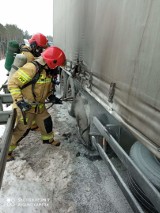 Pożar samochodu na obwodnicy Kielc na ekspresowej S7 w Szewcach. Utrudnienia w ruchu