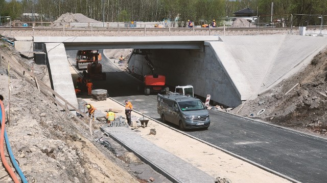 Nowy wiadukt w Dąbrowie Górniczej Gołonogu zostanie otwarty 28 kwietnia. To ostatnie prace przed inauguracyjnymi przejazdami Zobacz kolejne zdjęcia/plansze. Przesuwaj zdjęcia w prawo naciśnij strzałkę lub przycisk NASTĘPNE