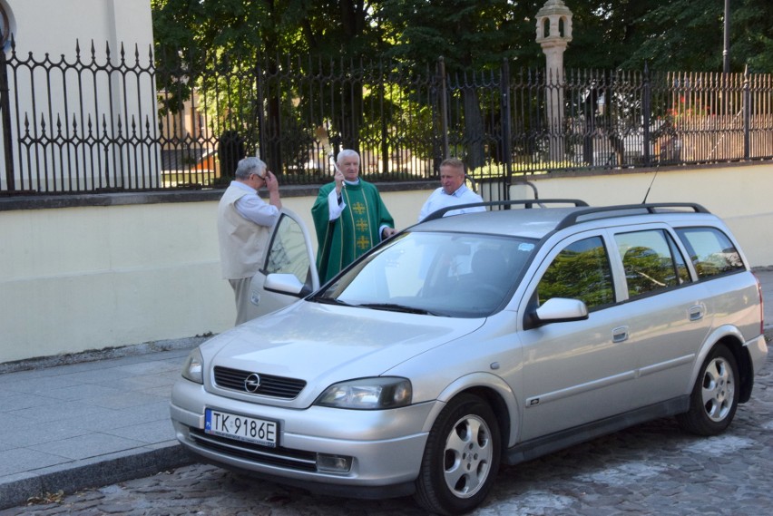 Święcenie pojazdów w kościołach w Kielcach i modlitwy do świętego Krzysztofa, patrona kierowców [ZDJĘCIA, WIDEO]