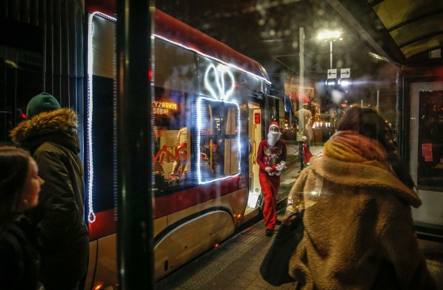 Już 6 grudnia wyjdą dwa wyjątkowe tramwaje; jeden mikołajkowy a drugi w ramach akcji „Zrób prezent – podziel się sobą”