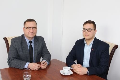 Burmistrz Mariusz Piątkowski spotkał się z Jakubem Kamińskim, by porozmawiać o utworzeniu młodzieżowej rady.