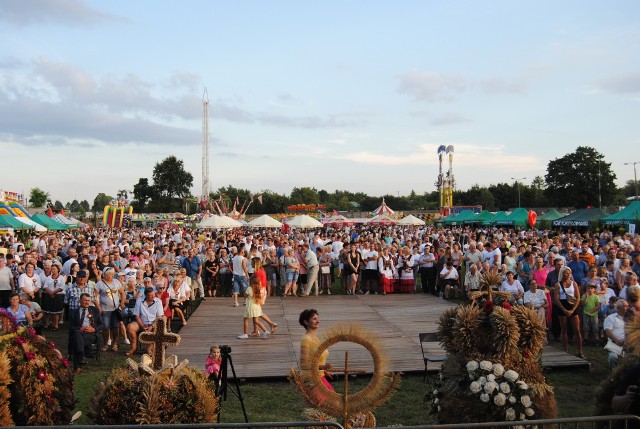 Na odbywające się na włoszczowskim stadionie imienia Mariana Górskiego Dożynki Gminy Włoszczowa przybyły tłumy mieszkańców i gości. Więcej na następnych zdjęciach >>>