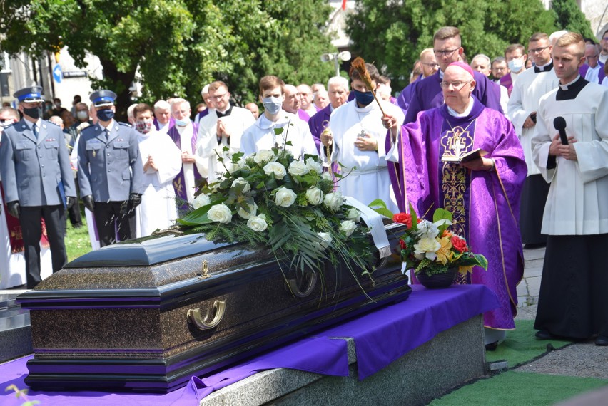 Tłumy pożegnały w Koźlu ks. dr Alfonsa Schuberta. Ciało duchownego złożono do grobu przy kościele pw. św. Zygmunta i św. Jadwigi Śląskiej
