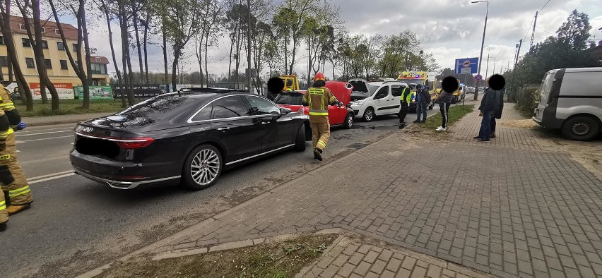 Na ulicy Nakielskiej w Bydgoszczy zderzyły się trzy pojazdy.