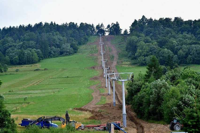 W Wańkowej w Bieszczadach budują nowy wyciąg narciarski. Powstanie tu całoroczne Centrum Turystyki Aktywnej i Sportu "Bieszczad-ski" [FOTO]