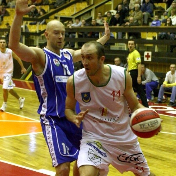 Koszykarze tarnobrzeskiej Siarki (z piłką Piotr Miś, obok Tomasz Wojdyła), po emocjonującym i stojącym na dobrym poziomie spotkaniu pokonali rywali z Jeleniej Góry. 