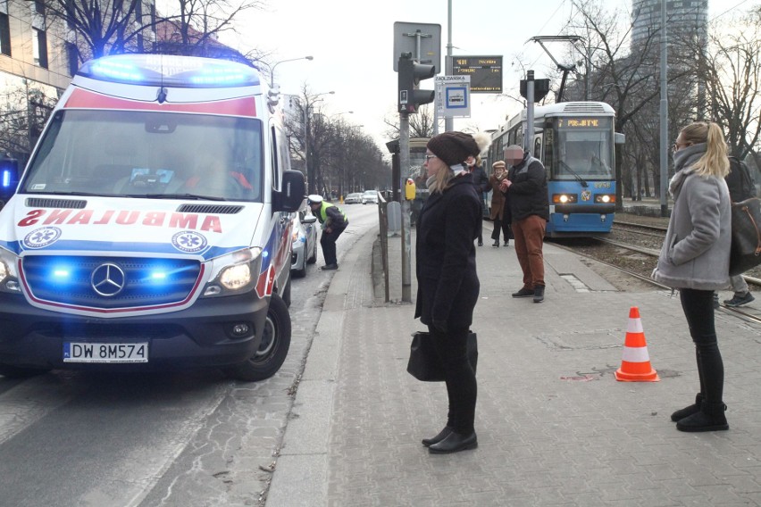 Tramwaj potrącił pieszego na Powstańców Śląskich                  