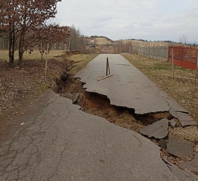 W Dziewiątlach w gminie Iwaniska doszło do kolejnego osuwiska. O możliwych kolejnych tąpnięciach ziemi  w tym rejonie mówiono już w wakacje gdy całkowitemu uszkodzeniu ulegała droga łącząca powiaty opatowski i staszowski.