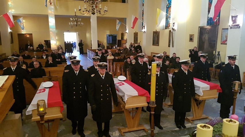 Pogrzeb oficerów Marynarki Wojennej w Helu. Bohaterowie polskiego wybrzeża będą godnie pochowani [ZDJĘCIA, WIDEO]