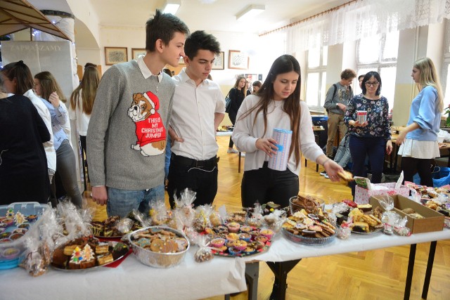 Uczniowie „Kochanowskiego” sami przygotowali smakołyki, które sprzedawali na kiermaszu, by potem wesprzeć hospicjum.