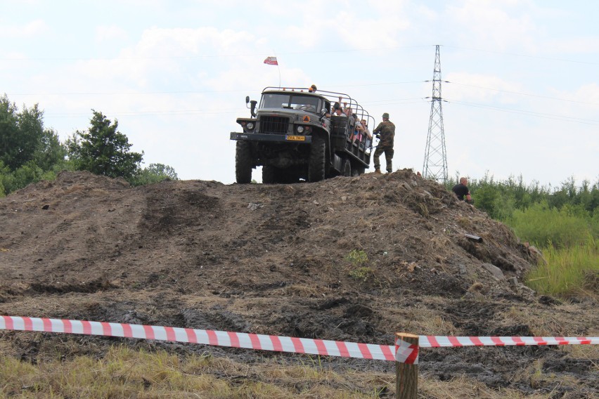 Trzebinia. Tłumy ludzi podczas I Międzynarodowego Zlotu Miłośników Militariów - Enigma 2018 [ZDJĘCIA]