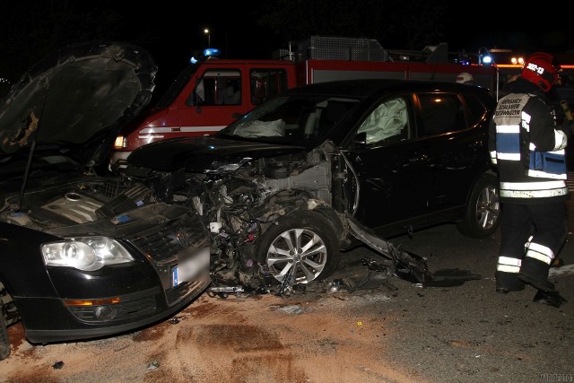 Trzy samochody zderzyły we wtorek wieczorem na ul. Wrocławskiej w Opolu, na wysokości Muzeum Wsi Opolskiej. Jak informuje dyżurny komendy wojewódzkiej Państwowej Straży Pożarnej w Opolu, prawdopodobną przyczyną wypadku było zaśnięcie za kierownicą kierowcy nissana. Auto zjechało na przeciwległy pas ruchu. Ranne zostały dwie osoby, straty po wypadku oszacowano ogółem na 100 tysięcy złotych.