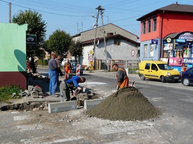 Rozpoczęły się prace remontowe na ul. Piłsudskiego w Zgierzu, która jest odcinkiem drogi powiatowej.