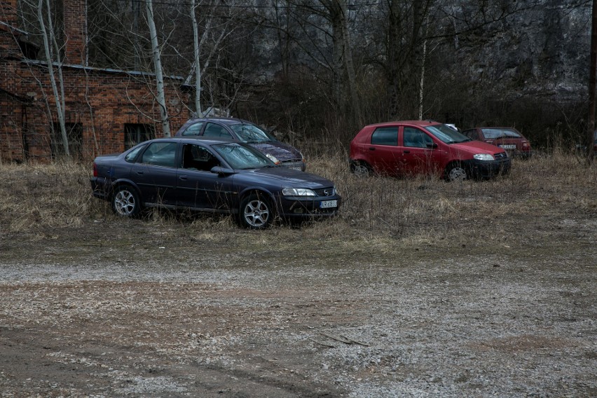 Kraków. Pilnie sprawdzą wraki samochodów w kamieniołomie Libana
