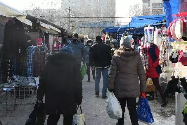 Nieco cieplej i słońce sprawiły, że we wtorek na kieleckie bazary wybrało się wielu klientów. Tradycyjnie świetnie szły owoce i warzywa, mięso i wędliny od sprawdzonych dostawców. Nadal popularnością cieszyły się ciepła odzież i buty.Zobaczcie co się działo na kieleckich bazarach we wtorek 16 lutego 