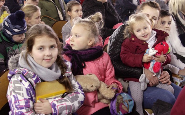 W auli Zespołu Szkół Technicznych po jasełkach, kolędach i zabawach pojawił się Mikołaj, który obdarował 150 dzieci paczkami świątecznymi przygotowanymi prze PCK.