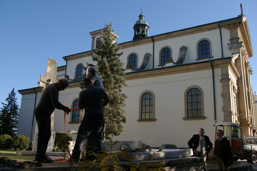 Pomnik Jana Pawła II stanął przy gorlickiej farze [ZDJĘCIA]