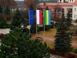 Ostrołęka. Flaga Unii Europejskiej wróciła przed ratusz. Teraz są trzy flagi