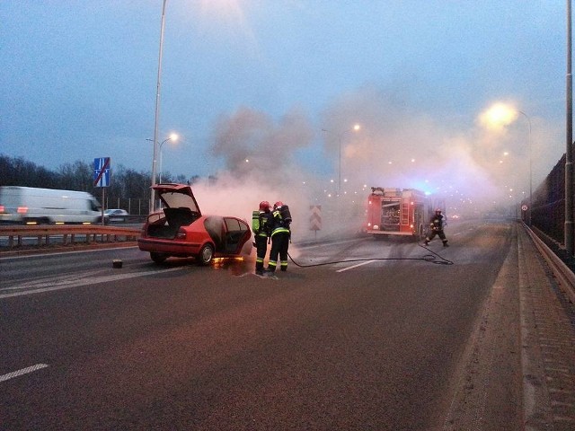 Katowice Pożar samochodu na autostradzie A4. Uwaga na
