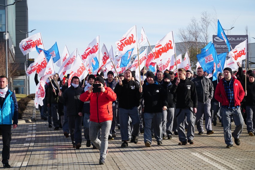 Inicjatywa Pracownicza solidarnie z pracownikami Solarisa. Samba przed fabryką w Bolechowie