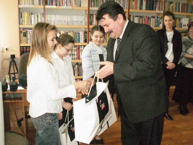 Wioletta Ptaszyńska odbiera nagrodę za zdobycie pierwszego miejsca w kategorii szkół podstawowych Wręcza ją Dariusz Jałoszyński, radziejowski wicestarosta.