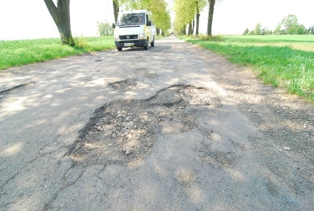 Droga powiatowa numer 0724T, biegnąca od Włostowa w stronę Gojcowa, Jagnina, Kochowa w niektórych miejscach jest dziurawa.