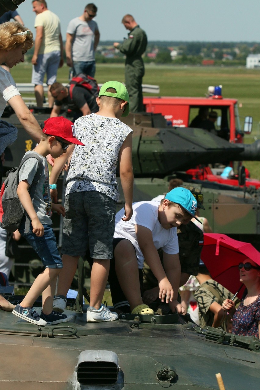 Air Festival Świdnik. Taniec Biało - Czerwonych Iskier na niebie [ZDJĘCIA, WIDEO]