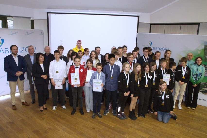 Nagrody Sportowe Gminy Zabierzów rozdane. Docenili osiągnięcia krajowe i zagraniczne. Nagradzali sportowców w trzech kategoriach