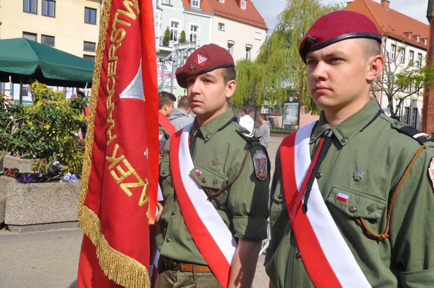 Jubileuszowe uroczystości zaczęły się apelem na placu...