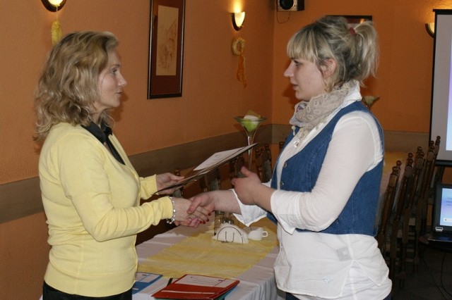 Dorota Latopolska po wielu miesiącach spędzonych na szkoleniu dostała certyfikat ukończenia od Elizy Rokity, szefowej MOPS-u