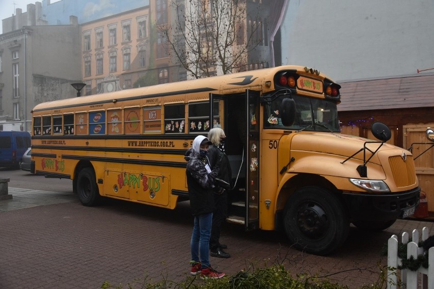 Schoolbus Fundacji „Happy Kids” zaparkował w pasażu im....