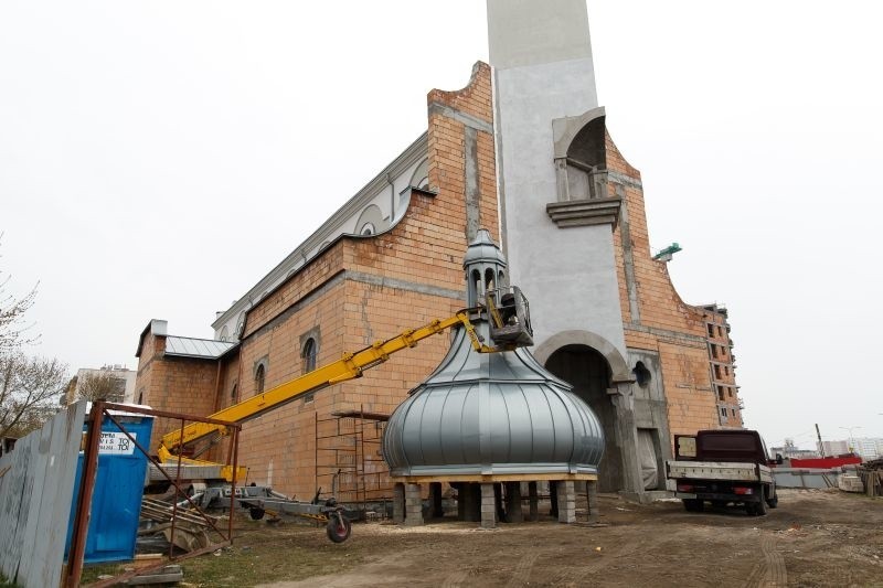 Ul. Kaczorowskiego. Kościół św. Anny będzie zwieńczony kulą z krzyżem (zdjęcia, wideo)