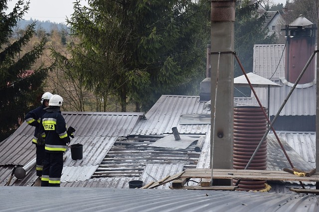 Do niegroźnego pożaru doszło w piątek rano w zakładzie masarskim w Rudawce k. Birczy w pow. przemyskim. Do akcji zostały zadysponowane 4 jednostki PSP z Przemyśla i OSP Bircza. Ogień pojawił się na dachu budynku przy metalowej rurze odprowadzającej spaliny. Został zauważony przez pracowników i szybko ugaszony.
