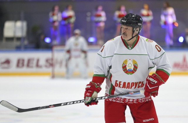 Alaksandr Łukaszenka lekceważy zagrożenie do tego stopnia, że wziął nawet niedawno udział w meczu hokeja