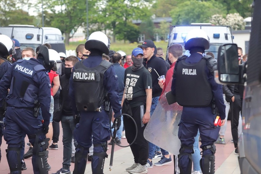 Kibice Widzewa zebrali się przed stadionem na al. Piłsudskiego! Była też policja ZDJĘCIA