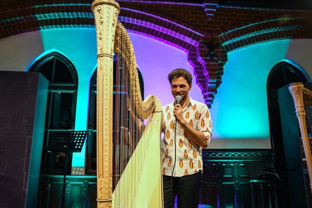 Światowej sławy wirtuoz harfy Alexander Boldachev w bydgoskim Muzeum Wodociągów wystąpił z recitalem, prowadzi także kursy mistrzowskie w ramach XV Europejskich Spotkań Artystycznych
