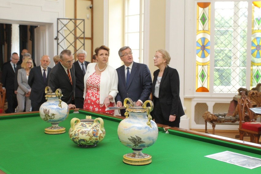 Prezydent Bronisław Komorowski podczas zwiedzania pałacu w...