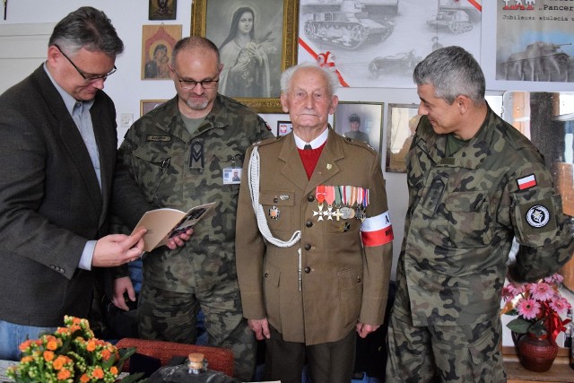 Ppor. Tadeusz Lutak przekazał żołnierzom 1 batalionu czołgów w Żurawicy wiele informacji historycznych.